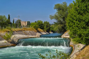Hızlı nehir ve şelale