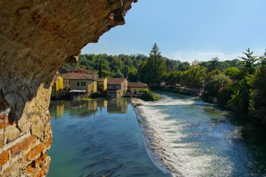 Mincio Nehri 'ndeki Borghetto manzarası. 17 Ağustos 2013 Borghetto - Verona, İtalya