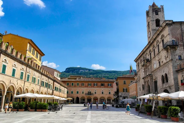 Ascoli Piceno 'daki Piazza del Popolo manzarası. Haziran 2014 Ascoli Piceno, Marş - İtalya