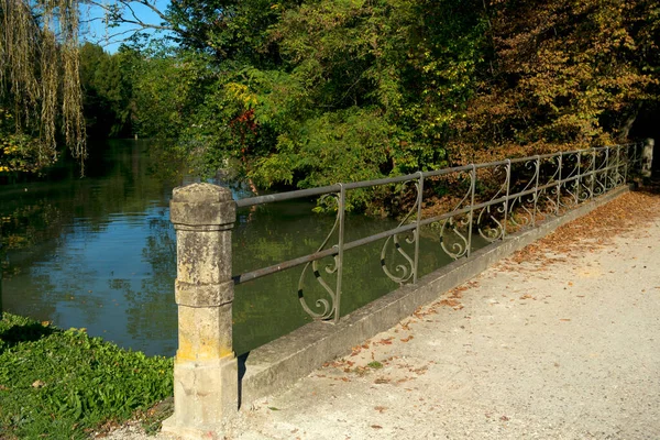 Brücke Über Einen Fluss Park — Stockfoto