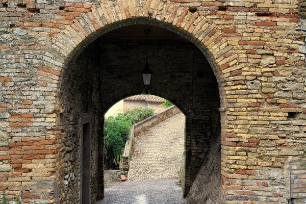 Pared Arqueada Con Una Linterna — Foto de Stock