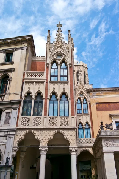 베네토 이탈리아 파도바에 페드로치 궁전의 폐허가 창문들 — 스톡 사진