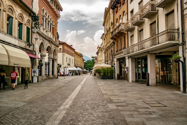 Avenida Aldeia Thiene Província Vicenza Maio 2018 Thiene Vicenza Itália — Fotografia de Stock