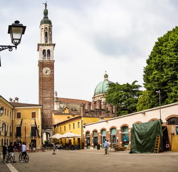 ビチェンツァ州ティエネのGiacomo Chilesotti広場の眺め 5月27 2018 Thiene Vicenza イタリア — ストック写真