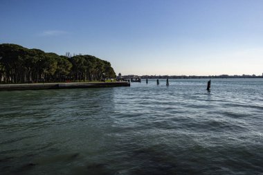 Tekneden Venedik gölü manzarası