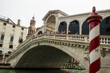 Kanaldan Rialto Köprüsü 'nün manzarası. 10 Ağustos 2017 Venedik, Veneto-İtalya