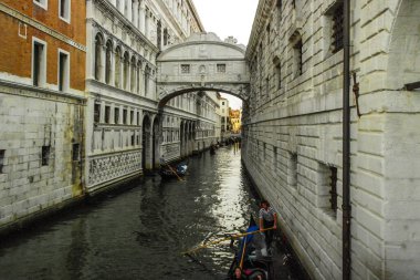 Gondollu bir Venedik kanalı manzarası. 22 Nisan 2019 Venedik, İtalya