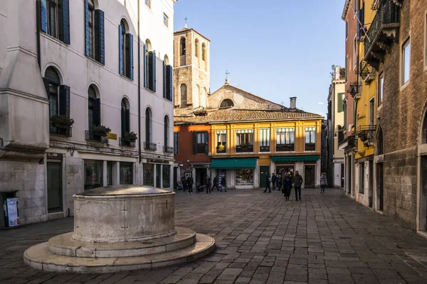 Venedik 'teki Campo Santa Sofia meydanına bakın. 11 Ocak 2018 Venedik - İtalya