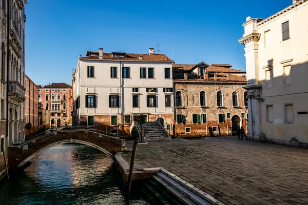 Вид Маленькую Площадь Венице Небольшим Мостом Января 2018 Венеция Венеция — стоковое фото