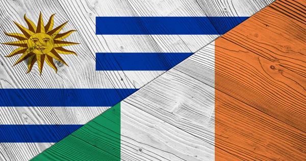 木製の板の上にウルグアイとアイルランドの旗 — ストック写真