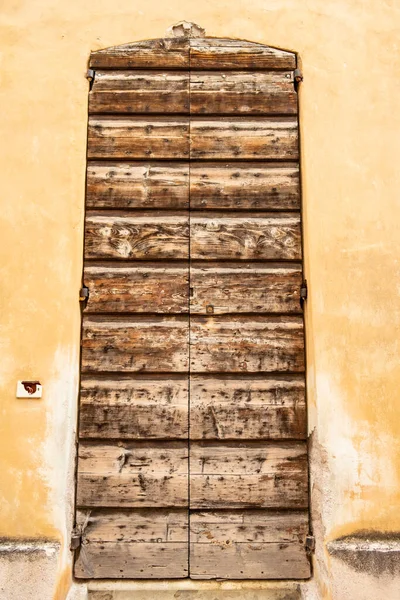 Stare Drewniane Drzwi Domu Żółtą Ścianą — Zdjęcie stockowe