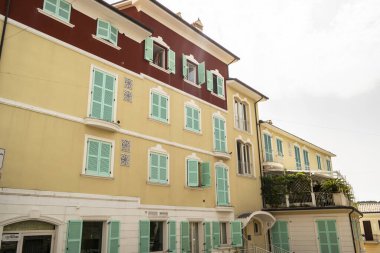 Conero Riviera 'da Numana' da renkli bir sarayın manzarası. Ağustos 2021 Numana, Mart - İtalya