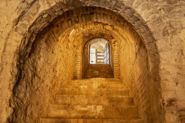 Offagna Kalesi 'nin merdiveni ile iç geçit. Ağustos 2021 Offagna, Marş - İtalya