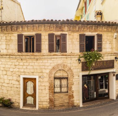 Numana kasabasında tipik bir ev. Ağustos 2021 Numana, Mart - İtalya