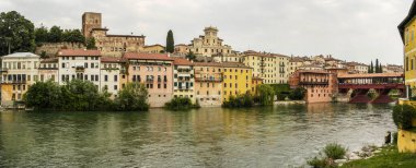 Brenta nehri boyunca Panoramik, Bassano del Grappa 'daki Alpini köprüsü yakınında, İtalya