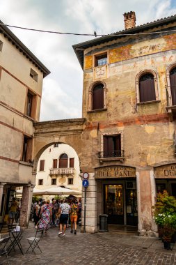 Bassano del Grappa şehrindeki tarihi bir bina olan La Bottega del Pane 'e bakın. 13 Haziran 2021 Bassano del Grappa, Vicenza - İtalya