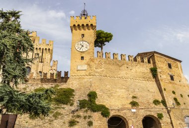 Offagna Kalesi 'ne bak; Marche - İtalya
