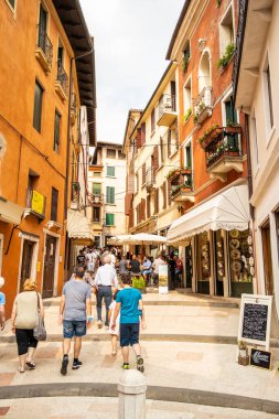 Bassano del Grappa şehrinde bir sokak manzarası. 13 Haziran 2021 Bassano del Grappa, Vicenza - İtalya