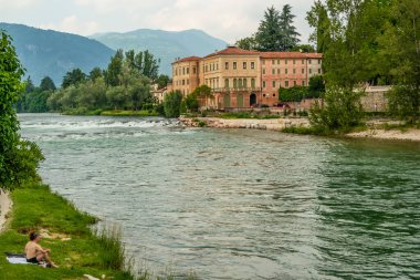 Brenta nehri boyunca Bassano del Grappa 'daki Alpini Köprüsü' ne yakın. 13 Temmuz 2021 Bassano del Grappa, Vicenza - İtalya