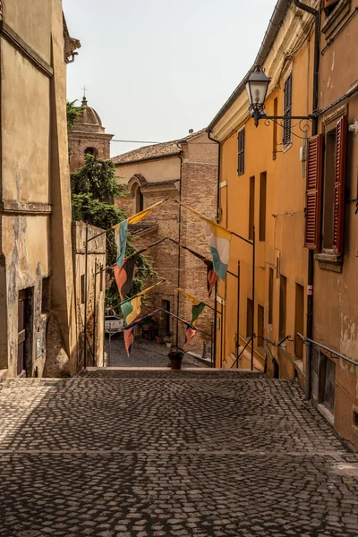 Vista Sobre Uma Escadaria Com Bandeiras Medievais Offagna Marche Itália — Fotografia de Stock