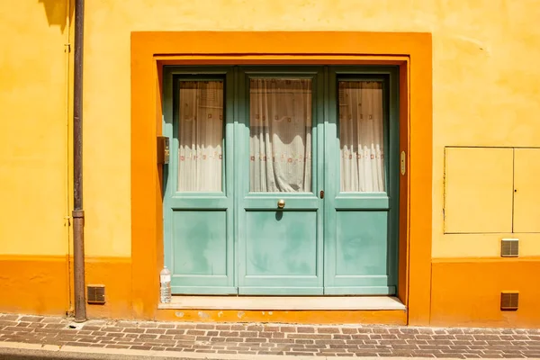 Πράσινη Ξύλινη Πόρτα Στον Τοίχο Ενός Πορτοκαλιού Σπιτιού — Φωτογραφία Αρχείου