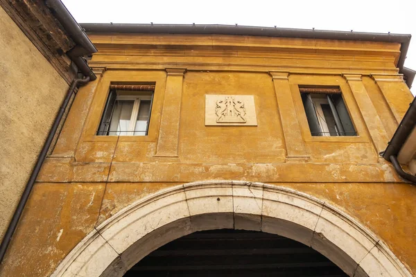 バッサーノ グラッパ ヴィチェンツァ市内の古い橋の建物の上に表示 イタリア — ストック写真