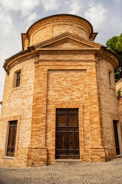 Θέα Μια Εκκλησία Στην Offagna Marche Ιταλία — Φωτογραφία Αρχείου