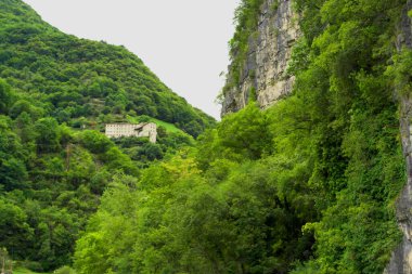 Dağda tünemiş bir saray manzarası