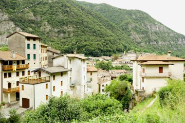 İtalya 'nın Vicenza kentindeki Valstagna köyündeki bazı evlerin manzarası