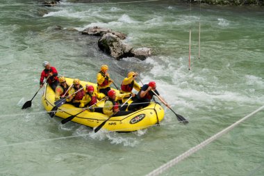 Rafting botlarından Brenta Nehri manzarası. 3 Ağustos 2025, Valstagna, Veneto, İtalya