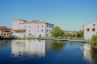 Quinto di Treviso, Veneto, İtalya 'daki değirmen caddesinin manzarası