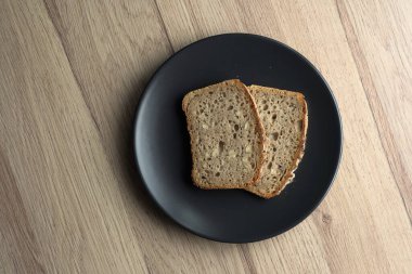 Bir tabakta iki dilim ekmek