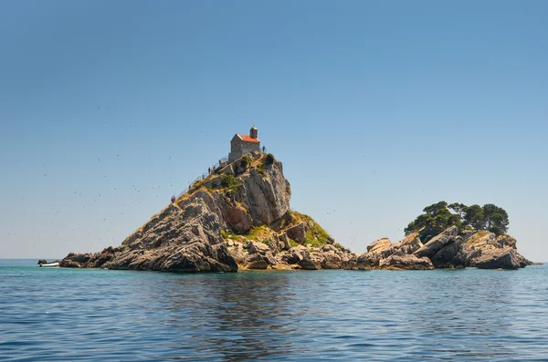 Kilise önünde ov Petrovac ada. Karadağ.