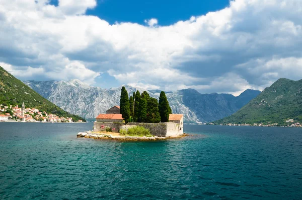 Perast yakınındaki adada manastır