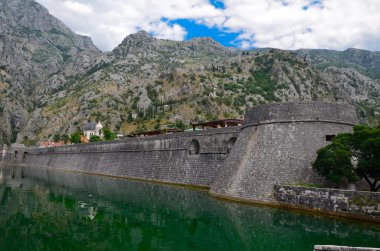Sur duvarı ve hendek Kotor, Karadağ.