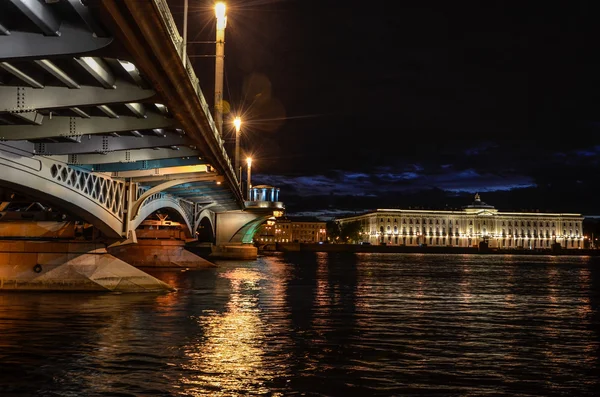 Saint Petersburg, Rusya Federasyonu, gece aydınlatma ile Blagoveschenskiy köprü görünümünü
