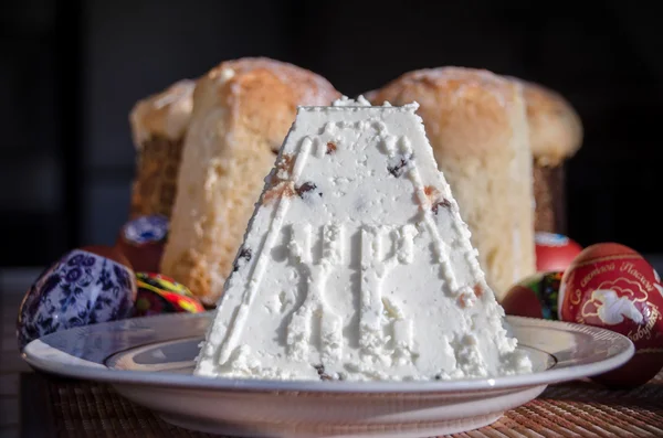 Süzme peynir yapılmış geleneksel Belarus Paskalya yemek