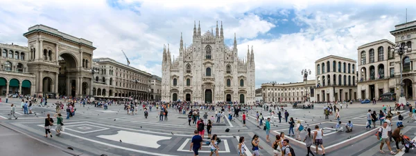 Panoramik piazza del Duomo Milan, İtalya