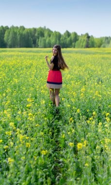 kolza tohumu sahada walking away Beyaz Rusya kız