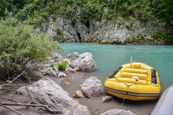 Sarı rafting botu