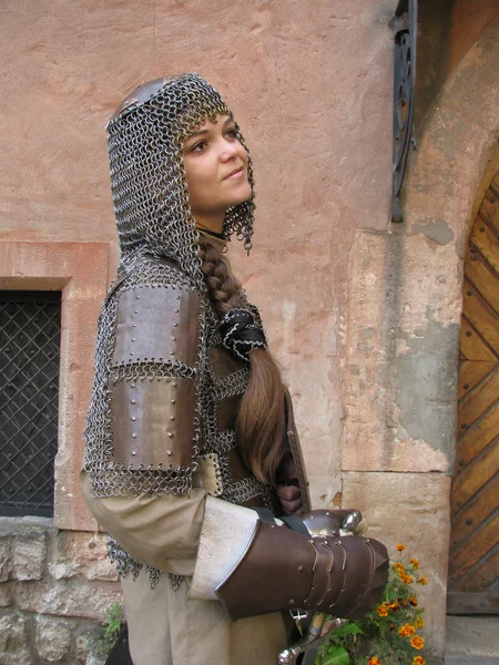 Kadınlarda saç ve çelik dayağı bir örgü ile bir şövalye zırhı