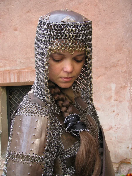 Kadınlarda saç kaplama ile bir şövalye zırhı