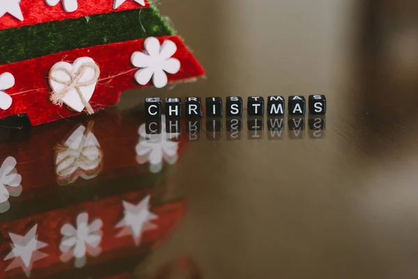 Frohe Weihnachten Briefe mit Weihnachtsdekoration für Hintergrund — Stockfoto