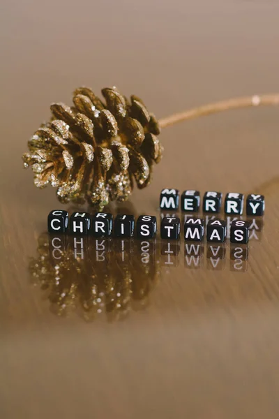 Wesołych świątecznych listów z dekoracjami świątecznymi na tle — Zdjęcie stockowe