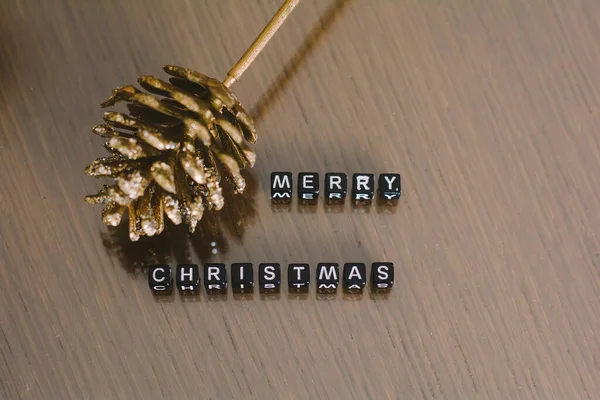 Frohe Weihnachten Briefe mit Weihnachtsdekoration für Hintergrund — Stockfoto