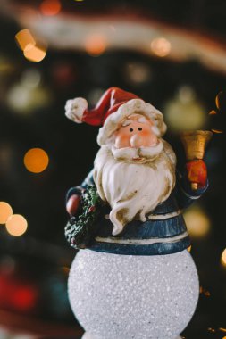 Bulanık Noel arkaplanlı Noel süslemeleri