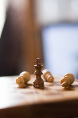 Beyaz bir satranç tahtasının hareketi. İş lideri konsepti.