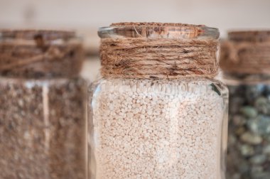 kum ve taş plaja küçük cam kavanoz