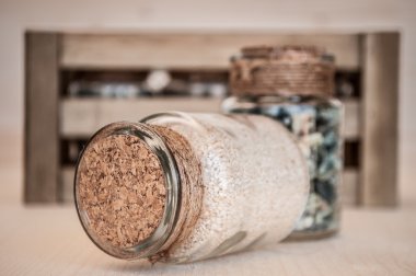 kum ve taş plaja küçük cam kavanoz