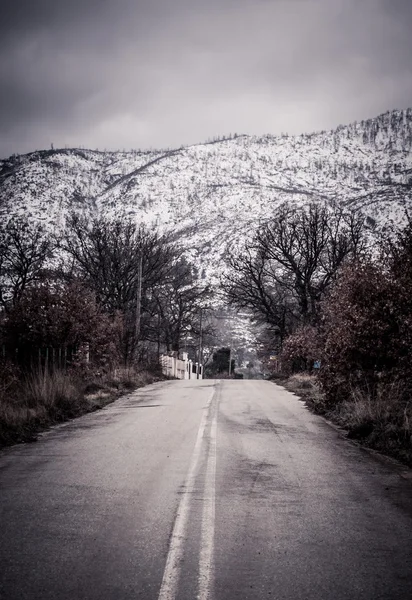 Weg naar besneeuwde berg — Stockfoto